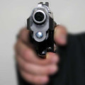 Homem sofre atentado a bala em frente a motel Homem sofre atentado a bala em frente a motel