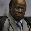Joaquim Barbosa vê ausência de pluralismo na mídia brasileira Joaquim Barbosa vê ausência de pluralismo na mídia brasileira