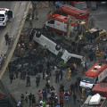Ônibus cai de viaduto sobre Av. Brasil e deixa sete mortos no Rio Ônibus cai de viaduto sobre Av. Brasil e deixa sete mortos no Rio
