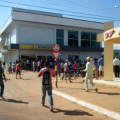 Bandidos invadem emissora de rádio, mandam recado à polícia e pedem música Bandidos invadem emissora de rádio, mandam recado à polícia e pedem música