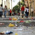 Pessoas flagradas jogando lixo na rua passam a ser multadas no Rio Pessoas flagradas jogando lixo na rua passam a ser multadas no Rio