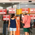 Bancos reabrem em grande parte do país nesta terça-feira Bancos reabrem em grande parte do país nesta terça-feira