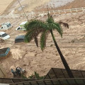 Deslizamento de terra atinge e arrasta carros na orla de Natal Deslizamento de terra atinge e arrasta carros na orla de Natal