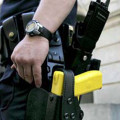 Comissão na Câmara aprova projeto que regulamenta uso de armas não letais pela polícia Comissão na Câmara aprova projeto que regulamenta uso de armas não letais pela polícia