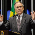 Cristovam diz que Brasil pode sair da crise para entrar na decadência Cristovam diz que Brasil pode sair da crise para entrar na decadência