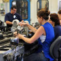 Jovens no Brasil trabalham mais e estudam menos, mostra relatório da OCDE Jovens no Brasil trabalham mais e estudam menos, mostra relatório da OCDE