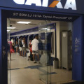 Agências da Caixa abrem mais cedo hoje para saque do FGTS de contas inativas Agências da Caixa abrem mais cedo hoje para saque do FGTS de contas inativas