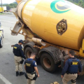 PRF apreende 3 toneladas de maconha em caminhão betoneira em SP