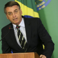 Bolsonaro assina decreto que flexibiliza a posse de armas
