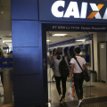 Nascidos em abril podem sacar primeira parcela de auxílio hoje