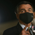 Bolsonaro diz que novo teste para covid-19 deu negativo