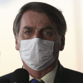 Bolsonaro sanciona lei que torna obrigatório o uso de máscara