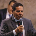 Mourão defende aproximação do governo com partidos de centro