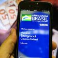 Nascidos em abril recebem hoje R$ 1,4 bi de auxílio emergencial