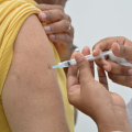 Entenda a importância da vacinação contra a Influenza após chegada do inverno