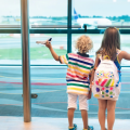 Vai viajar nas férias escolares? Veja seus direitos antes, durante e após o vôo