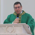 Padre Thiago Henrique celebra penúltima noite da Novena de Senhora Santana
