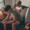 Como evitar uso excessivo de telas durante as férias escolares